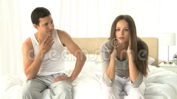 男人安慰他悲伤的妻子视频的预览图