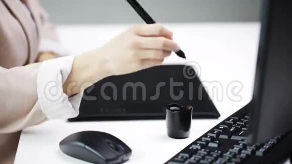钢笔平板电脑上的手写笔视频的预览图