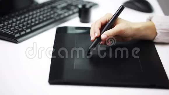 钢笔平板电脑上的手写笔视频的预览图