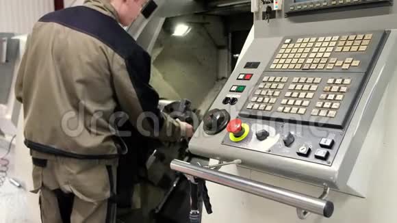 在数控机床控制面板上工作金工铣床切割金属现代加工技术视频的预览图