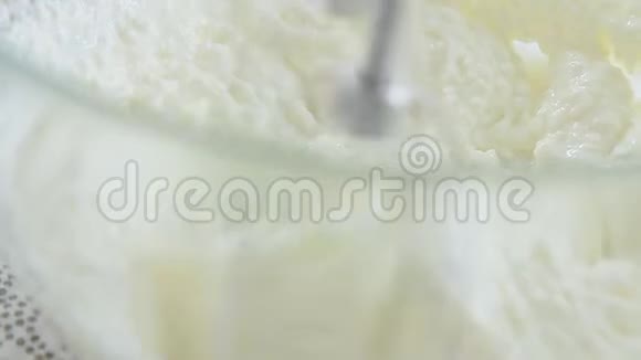 将糖霜和奶酪混合制成奶油视频的预览图