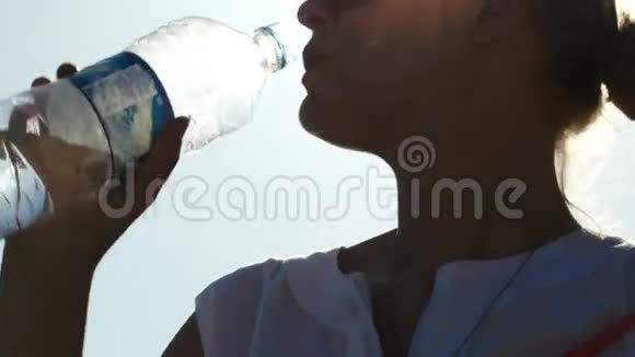 女人在阳光下喝水视频的预览图