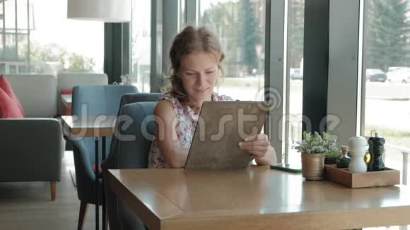 女人正在餐厅看菜单视频的预览图