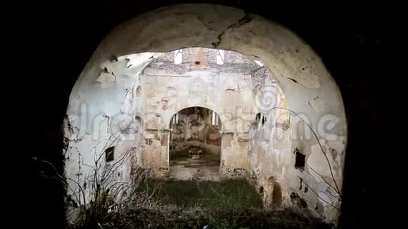 废弃的教堂有阳光和灰色的石头视频的预览图