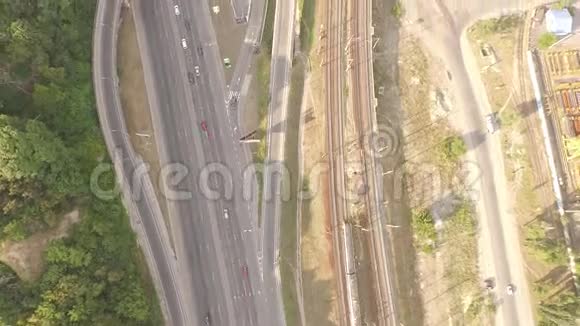 高速公路和立交桥与汽车和卡车的空中镜头视频的预览图