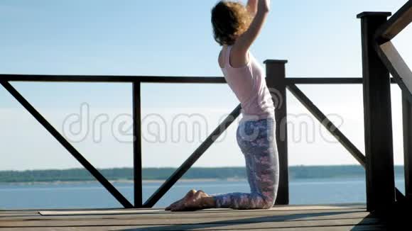 年轻女子夏天在户外练习瑜伽健康生活方式视频的预览图