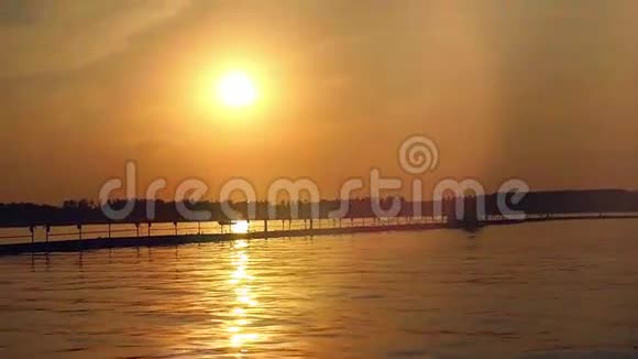 日落于海面前方的码头视频的预览图