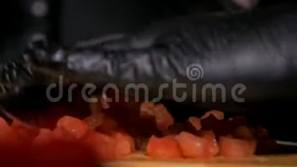 厨师做萨尔萨舞墨西哥辣味食谱汉堡的沙拉它是用番茄红辣椒做的视频的预览图
