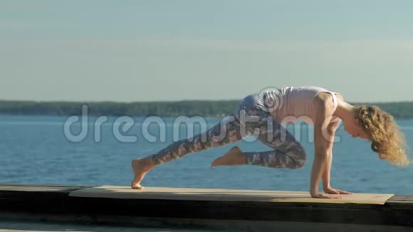 年轻女子夏天在户外练习瑜伽健康生活方式视频的预览图