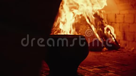 传统的俄罗斯炉子用木头煮食物视频的预览图