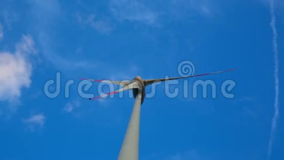 天空背景上的风力发电机视频的预览图