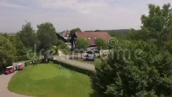 无人机飞过高尔夫球场视频的预览图