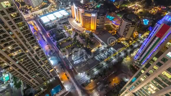 阿联酋迪拜Jumeirah海滩JBR酒店的现代摩天大楼和海滩的鸟瞰夜景视频的预览图