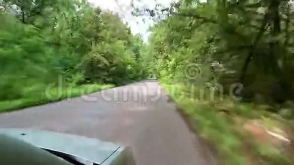 在乡村公路上开车移动汽车视频拍摄视频的预览图