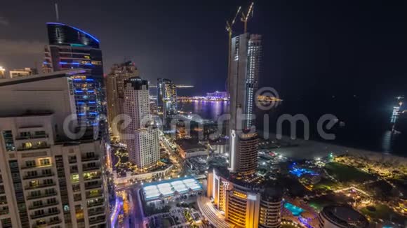 阿联酋迪拜Jumeirah海滩JBR酒店的现代摩天大楼和海滩的鸟瞰夜景视频的预览图