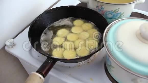 厨房灶台上放着葵花籽油的炒锅视频的预览图