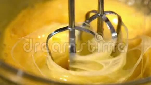 在玻璃碗里搅拌生鸡蛋视频的预览图
