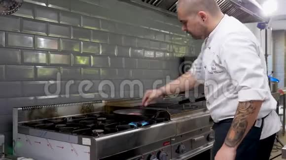 在餐厅做饭厨房用锅灶炒肉视频的预览图