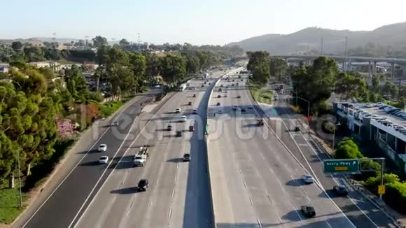 圣地亚哥高速公路的鸟瞰图视频的预览图