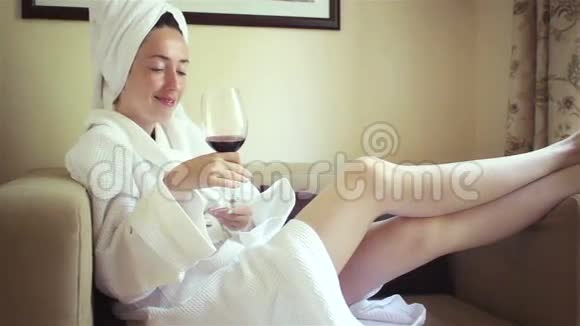 穿着浴袍的年轻漂亮女孩视频的预览图