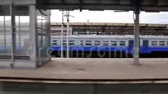 无人驾驶列车的铁路站台视频拍摄视频的预览图