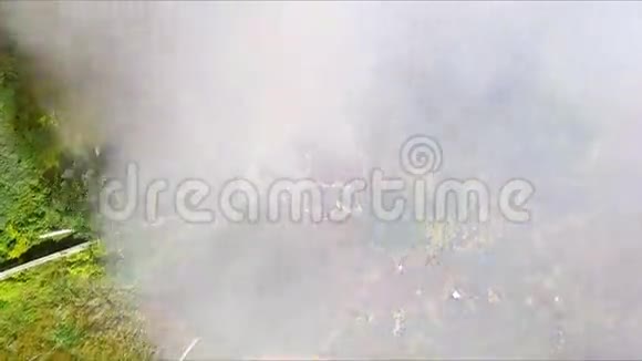 房子着火了消防队员用水灭火空中飞行视频的预览图