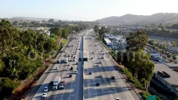 圣地亚哥高速公路的鸟瞰图视频的预览图
