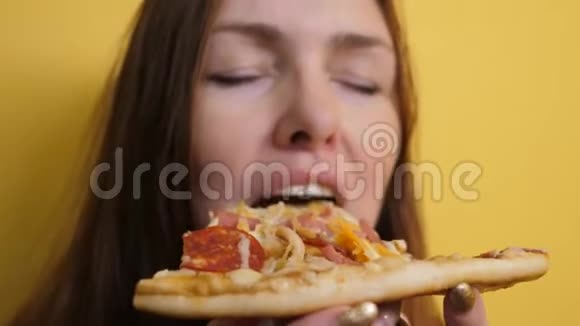 匹萨快乐的女孩吃一片披萨的概念饥饿的女人吃一片披萨慢速视频视频的预览图
