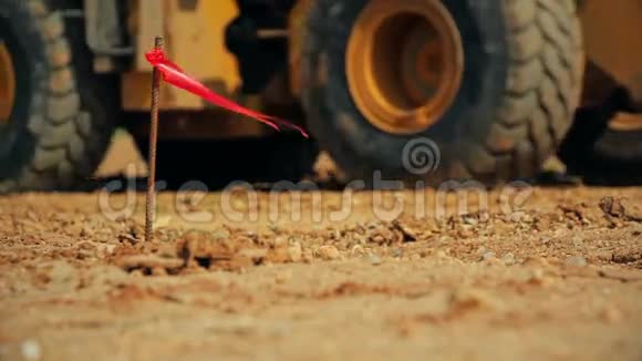 拖拉机与推土机在施工现场移动土壤视频的预览图