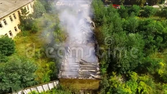 房子着火了消防队员用水灭火空中飞行视频的预览图