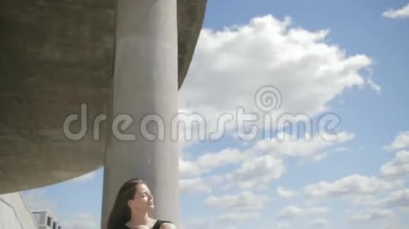 坐在河边的年轻漂亮女人闭着眼睛视频的预览图