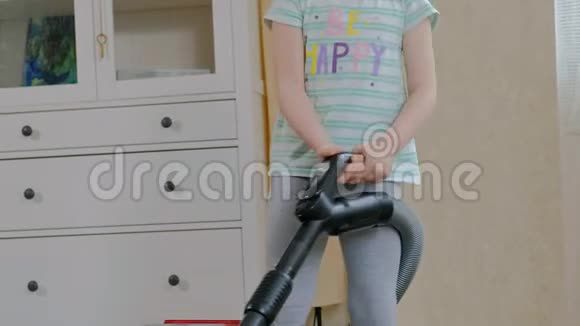 一个金发的小女孩用吸尘器清洁带来秩序和清洁帮助妈妈视频的预览图