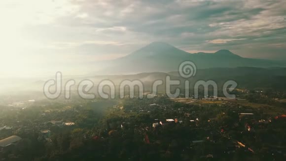带山地背景的村庄鸟瞰图视频的预览图