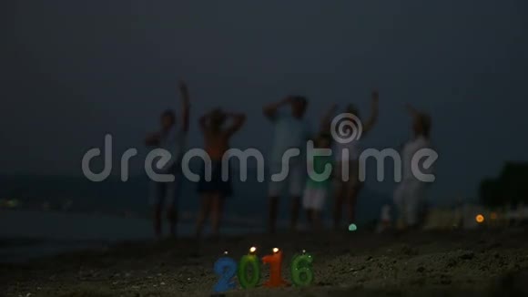 在海滩上庆祝新年视频的预览图