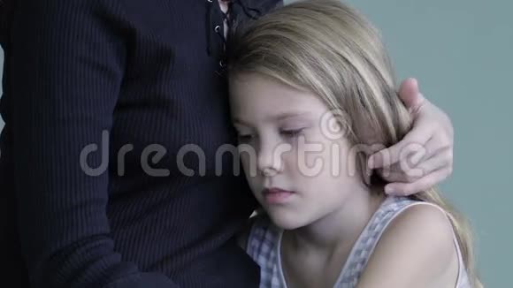 悲伤的女儿在家拥抱他的母亲视频的预览图