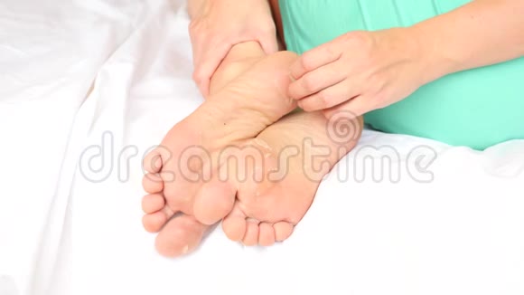 有皮肤剥落的女性脚术后脚部脱皮4k慢动作视频的预览图
