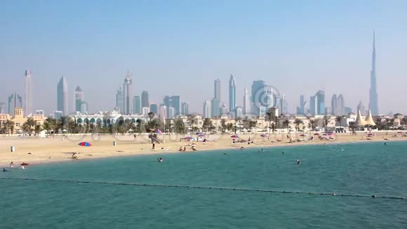 波斯湾Jumeirah海滩迪拜市中心和阿拉伯联合酋长国BurjKhalifa视频的预览图