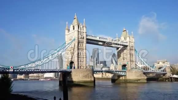 晴天的塔桥放大视频的预览图