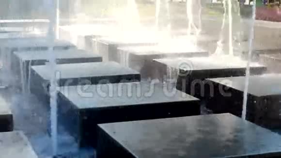 城市广场上的喷泉现代喷泉视频的预览图