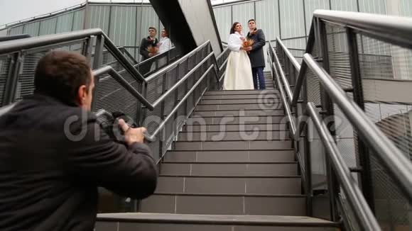 摄影师给新婚夫妇拍照视频的预览图