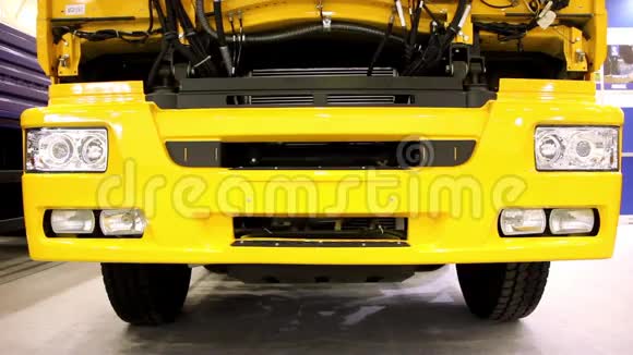 黄色汽车的发动机外套视频的预览图