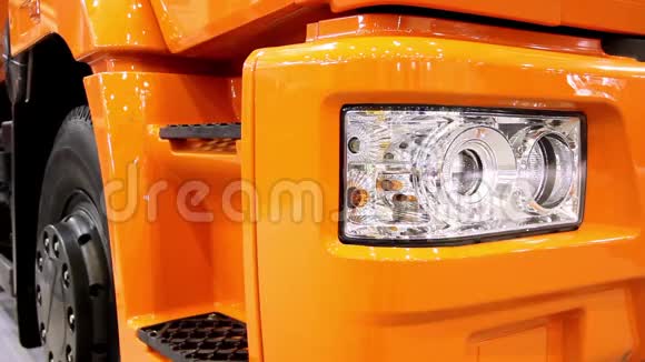 橙色卡车的卤素前照灯视频的预览图