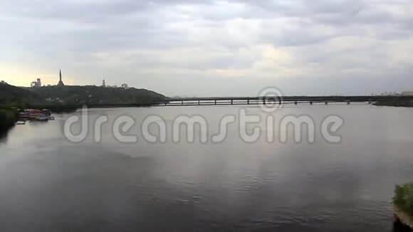 铁道桥上火车的第聂伯河视频拍摄视频的预览图