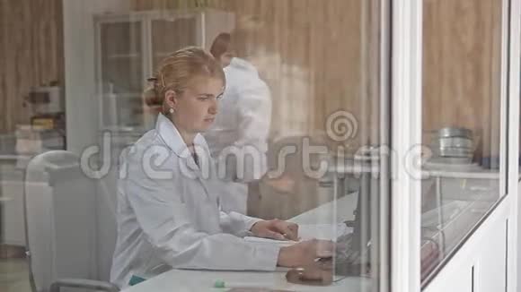 女士在办公室使用台式电脑视频的预览图