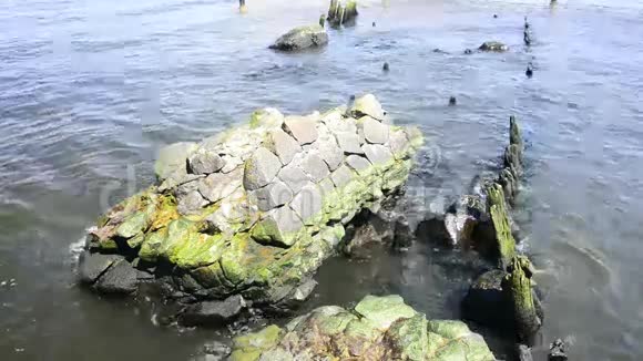 乌斯特卡波罗的海波兰有旧石头和墙的海港视频的预览图