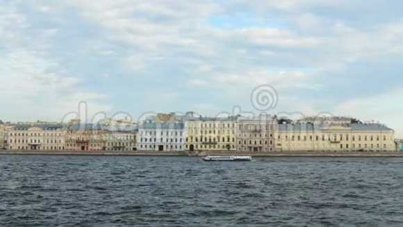 俄罗斯圣彼得堡从涅瓦河的城市全景视频的预览图