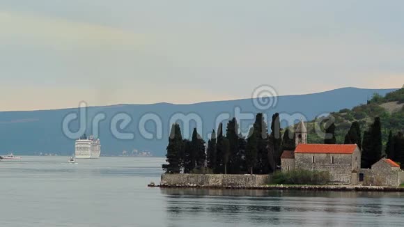 黑山科托尔湾的大型游轮在伊斯拉附近视频的预览图