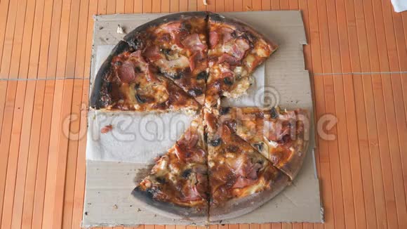 手拿纸板箱里的披萨视频的预览图