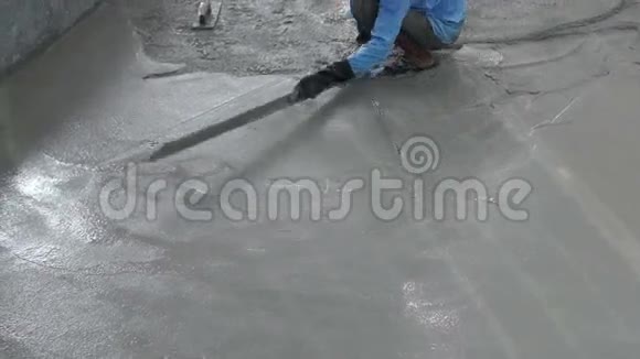 水泥地面表面抹平调整专用抹灰设备视频建筑技术和技能视频的预览图