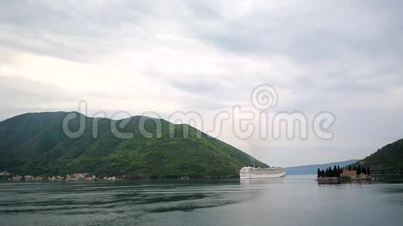 黑山科托尔湾的大型游轮在伊斯拉附近视频的预览图